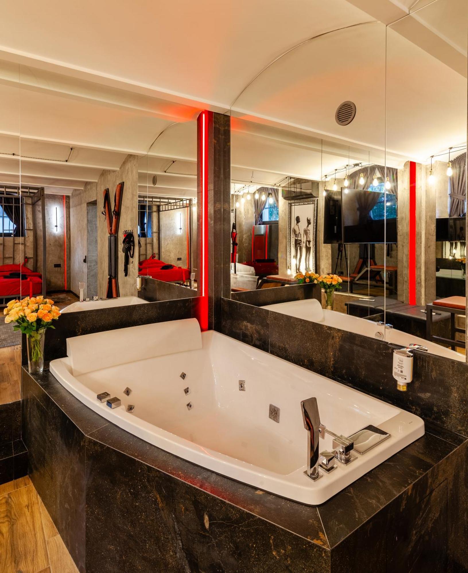 Royal Hot Jucuzzi Apartment Львів Екстер'єр фото
